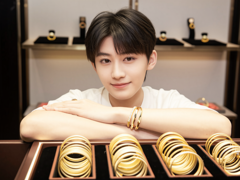 柜台黄金手镯陈列图片